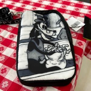 Disney’s Goofy 90 crossbody bag